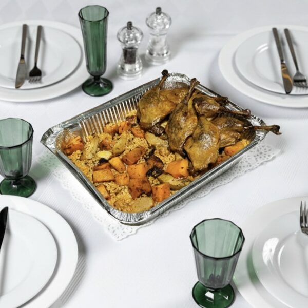 Утиные ножки конфи с гарниром из булгура с тыквой, грушей и сухофруктами 1800 г.