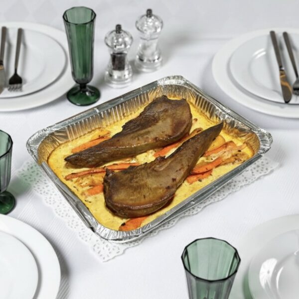 Томленый говяжий язык с гарниром из запечённых кореньев в соусе из хрена и вина 1900 г.