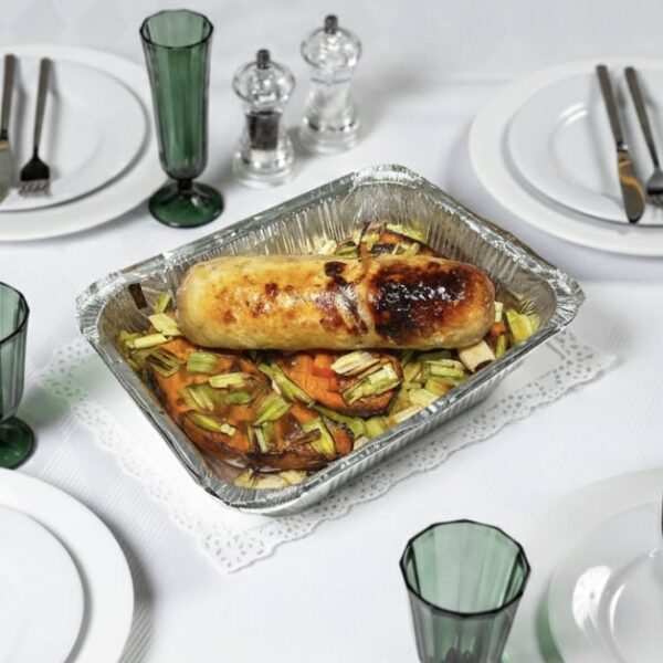 Куриный рулет с сыром и черносливом с гарниром из печёного батата и лука-порея 2000 г