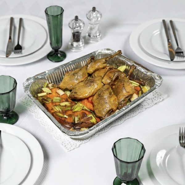 Утиные ножки конфи с гарниром из печёного батата и лука-порея 1800 г.