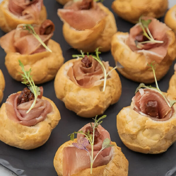 Профитроль с пармой и сушёным томатом 10 шт / 350 гр