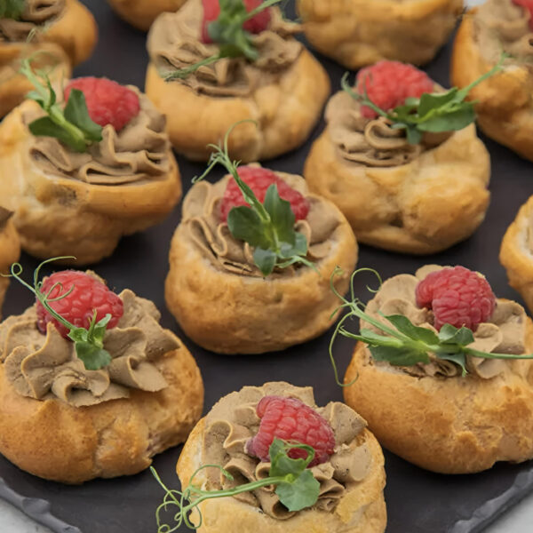 Профитроль с паштетом из куриной печени с ягодой 10 шт / 350 гр