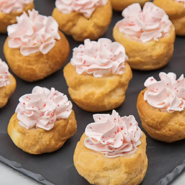 Профитроль со сливочным сыром и икрой тобика 10 шт / 350 гр